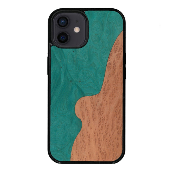 Coque de protection en bois véritable fabriquée en France pour iPhone 11 alliant plusieurs essences de bois pour représenter une plage paradisiaque