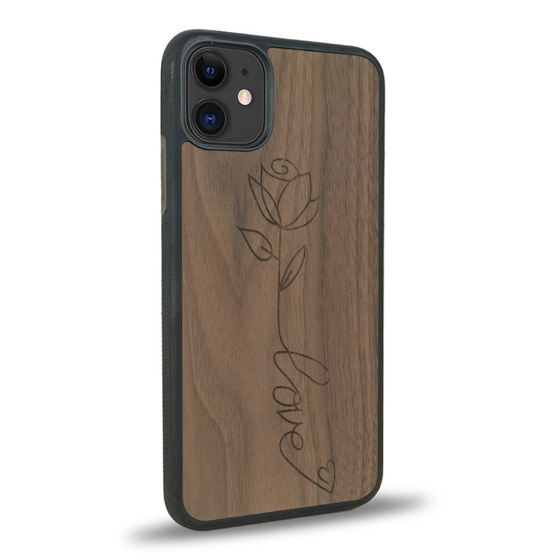 Coque de protection en bois véritable fabriquée en France pour iPhone 11 sur le thème de la fête des mères avec un motif représentant une fleur dont la tige forme le mot "love"