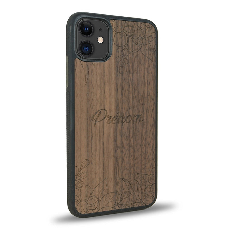 Coque de protection en bois véritable fabriquée en France pour iPhone 11 sur le thème de la fête des mères avec un motif représentant des fleurs et des feuilles