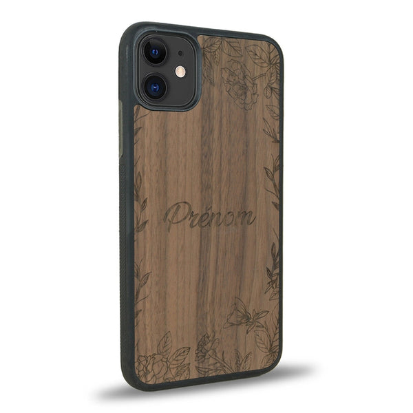 Coque de protection en bois véritable fabriquée en France pour iPhone 11 sur le thème de la fête des mères avec un motif représentant des fleurs et des feuilles