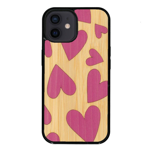 Coque de protection en bois véritable fabriquée en France pour iPhone 11 alliant plusieurs essences de bois pour représenter des coeurs pour les amoureux