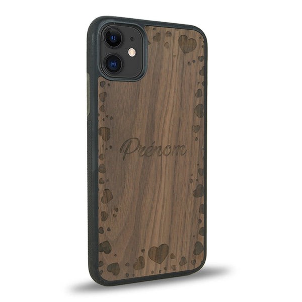 Coque de protection en bois véritable fabriquée en France pour iPhone 11 sur le thème de la fête des mères avec un motif représentant des coeurs et des feuilles