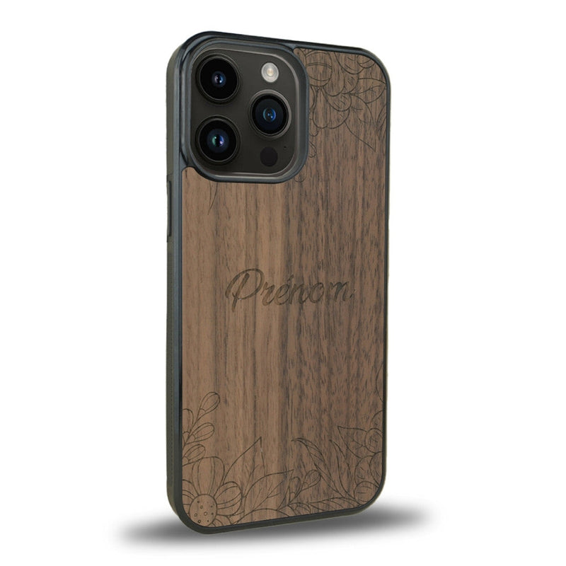 Coque de protection en bois véritable fabriquée en France pour iPhone 11 Pro sur le thème de la fête des mères avec un motif représentant des fleurs et des feuilles