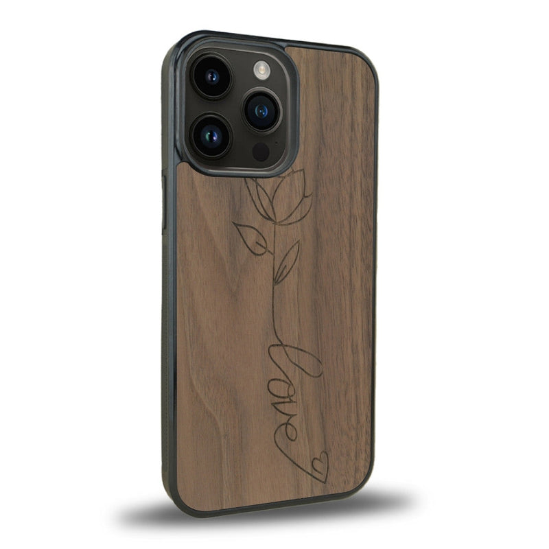 Coque de protection en bois véritable fabriquée en France pour iPhone 11 Pro Max sur le thème de la fête des mères avec un motif représentant une fleur dont la tige forme le mot "love"