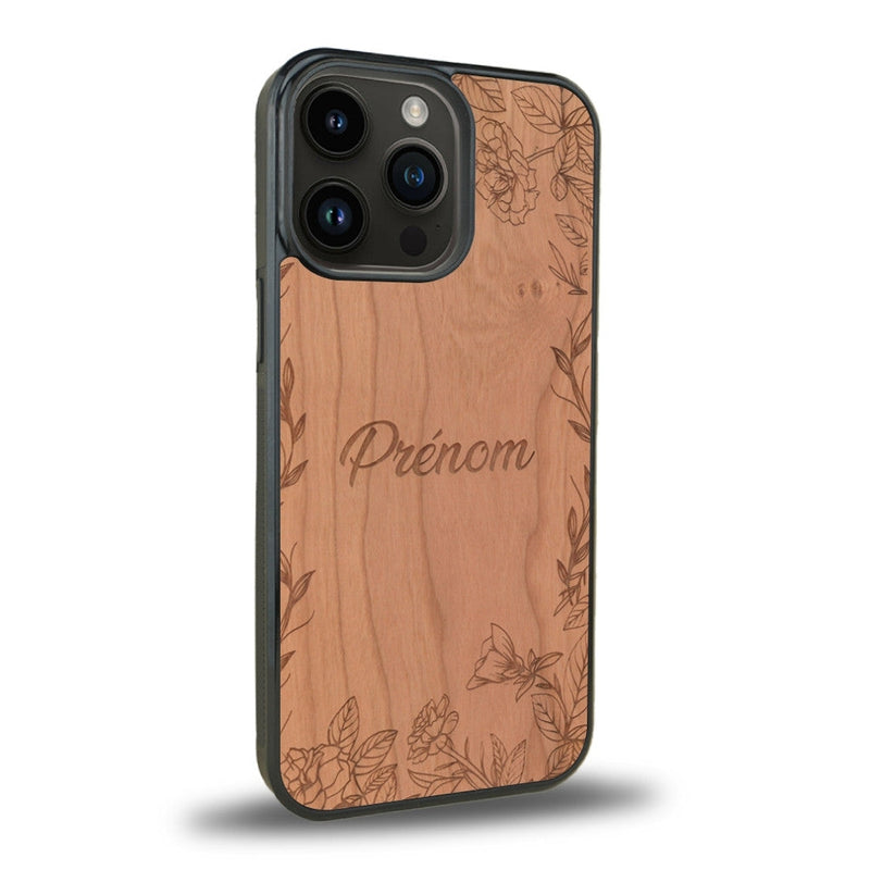 Coque de protection en bois véritable fabriquée en France pour iPhone 11 Pro Max sur le thème de la fête des mères avec un motif représentant des fleurs et des feuilles