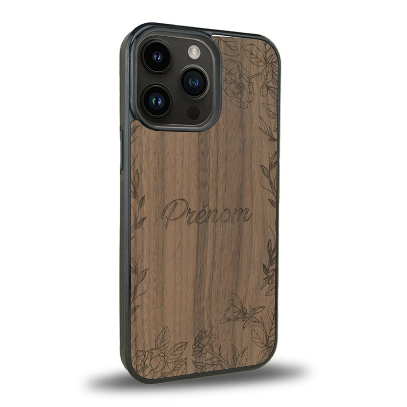 Coque de protection en bois véritable fabriquée en France pour iPhone 11 Pro Max sur le thème de la fête des mères avec un motif représentant des fleurs et des feuilles