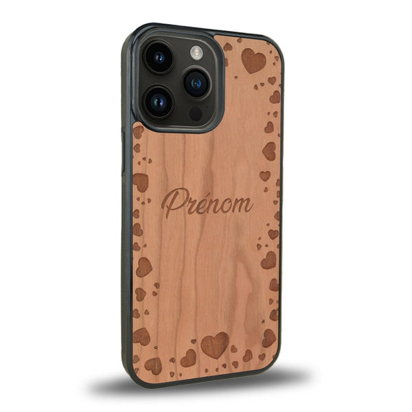 Coque de protection en bois véritable fabriquée en France pour iPhone 11 Pro Max sur le thème de la fête des mères avec un motif représentant des coeurs et des feuilles