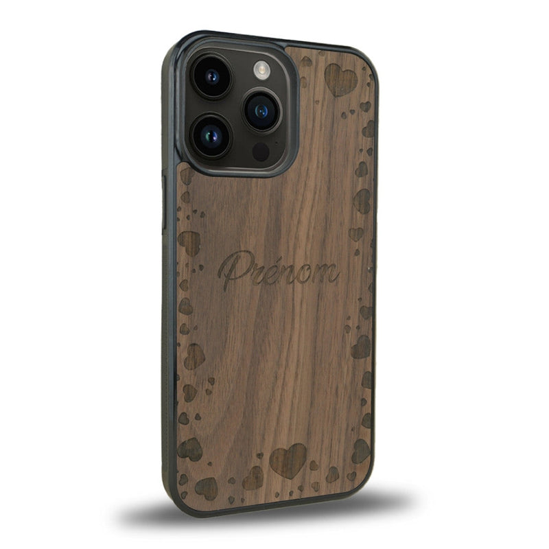 Coque de protection en bois véritable fabriquée en France pour iPhone 11 Pro Max sur le thème de la fête des mères avec un motif représentant des coeurs et des feuilles