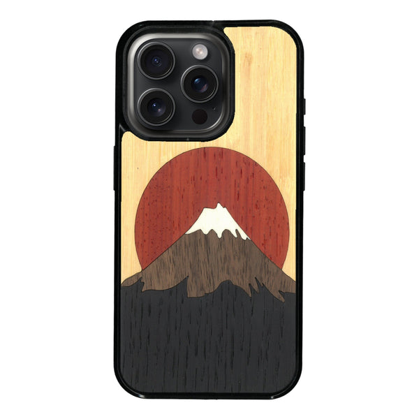 Coque de protection en bois véritable fabriquée en France pour iPhone 11 Pro alliant plusieurs essences de bois pour représenter le mont Fuji