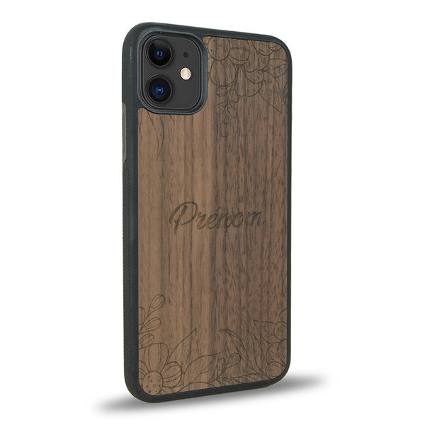 Coque de protection en bois véritable fabriquée en France pour iPhone 12 sur le thème de la fête des mères avec un motif représentant des fleurs et des feuilles