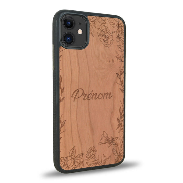 Coque de protection en bois véritable fabriquée en France pour iPhone 12 sur le thème de la fête des mères avec un motif représentant des fleurs et des feuilles