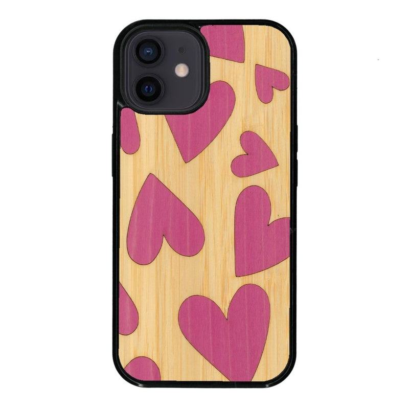 Coque de protection en bois véritable fabriquée en France pour iPhone 12 alliant plusieurs essences de bois pour représenter des coeurs pour les amoureux