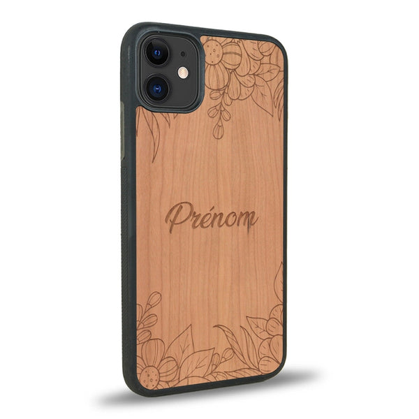 Coque de protection en bois véritable fabriquée en France pour iPhone 12 Mini sur le thème de la fête des mères avec un motif représentant des fleurs et des feuilles