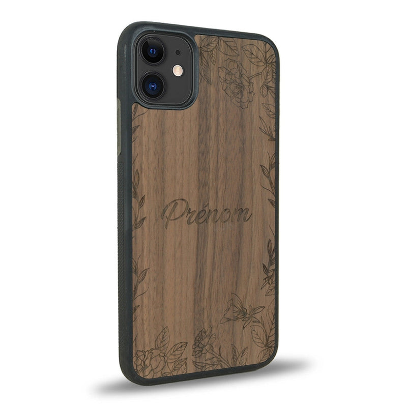 Coque de protection en bois véritable fabriquée en France pour iPhone 12 Mini sur le thème de la fête des mères avec un motif représentant des fleurs et des feuilles