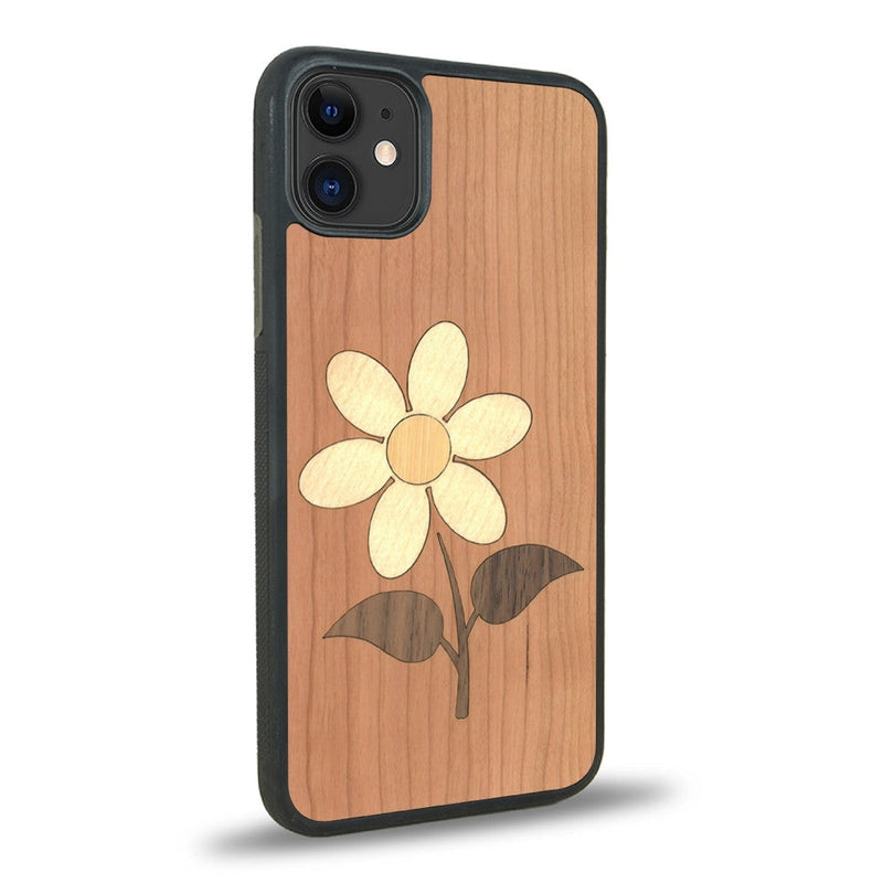 Coque de protection en bois véritable fabriquée en France pour iPhone 12 Mini alliant plusieurs essences de bois pour représenter une marguerite