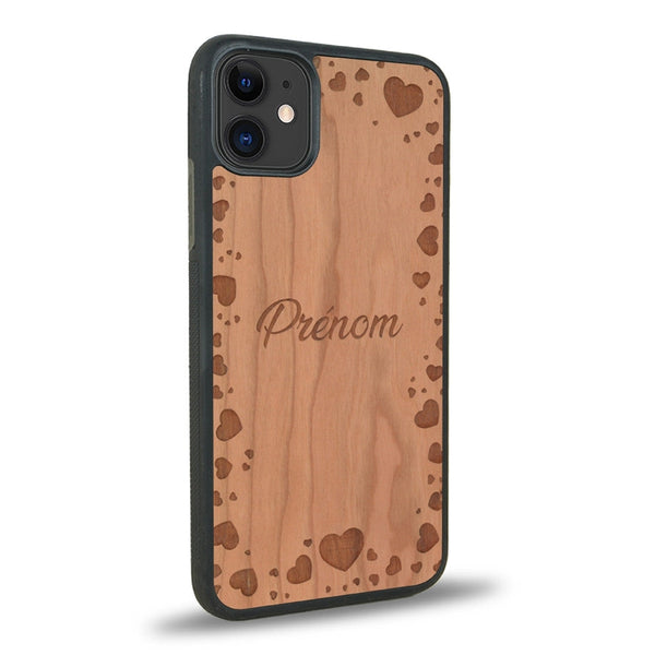 Coque de protection en bois véritable fabriquée en France pour iPhone 12 Mini sur le thème de la fête des mères avec un motif représentant des coeurs et des feuilles