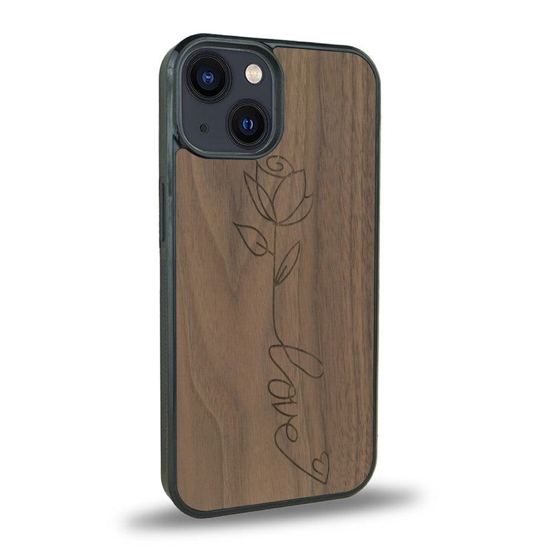 Coque de protection en bois véritable fabriquée en France pour iPhone 13 sur le thème de la fête des mères avec un motif représentant une fleur dont la tige forme le mot "love"