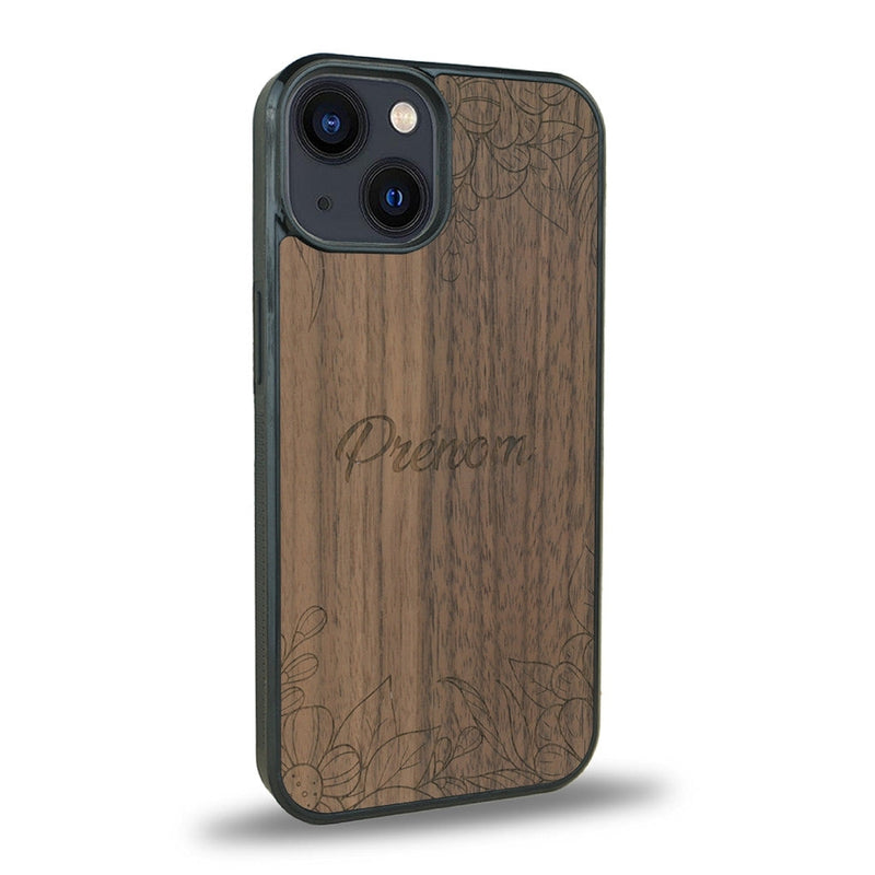 Coque de protection en bois véritable fabriquée en France pour iPhone 13 sur le thème de la fête des mères avec un motif représentant des fleurs et des feuilles