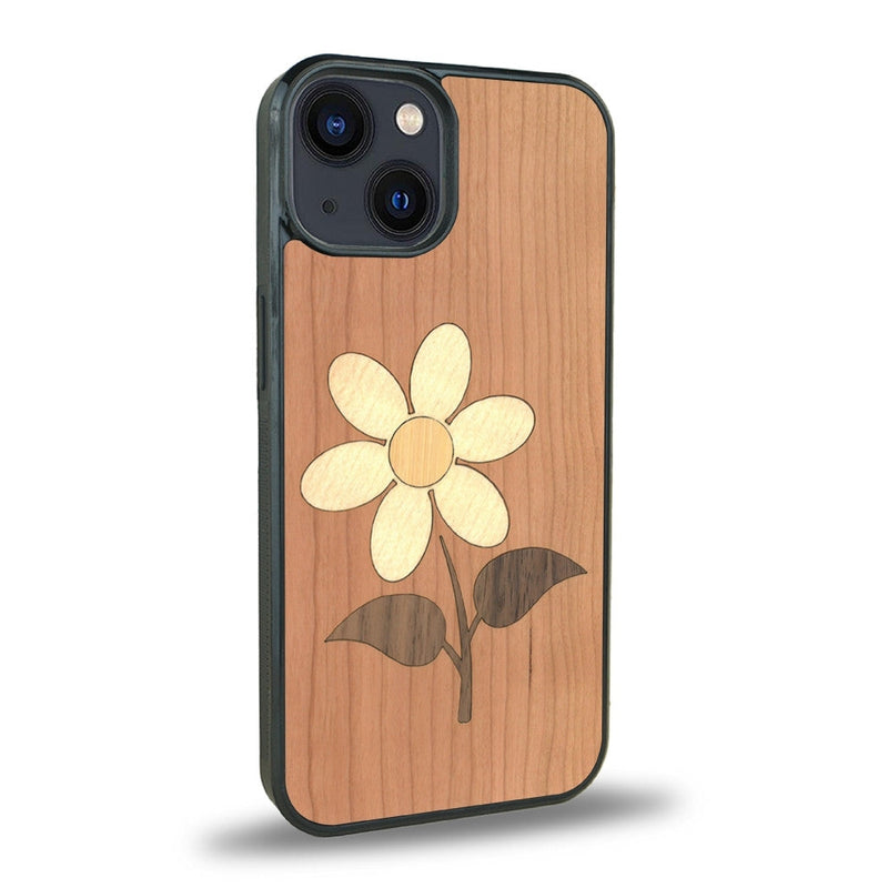 Coque de protection en bois véritable fabriquée en France pour iPhone 13 alliant plusieurs essences de bois pour représenter une marguerite