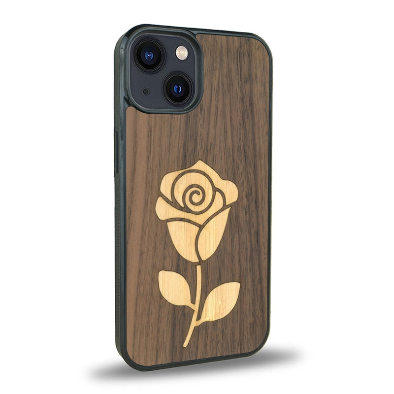 Coque de protection en bois véritable fabriquée en France pour iPhone 13 alliant plusieurs essences de bois pour représenter une rose