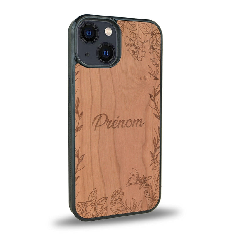 Coque de protection en bois véritable fabriquée en France pour iPhone 13 Mini sur le thème de la fête des mères avec un motif représentant des fleurs et des feuilles