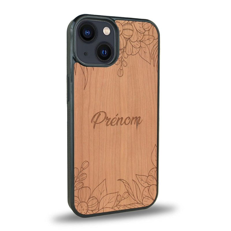 Coque de protection en bois véritable fabriquée en France pour iPhone 13 Mini + MagSafe® sur le thème de la fête des mères avec un motif représentant des fleurs et des feuilles