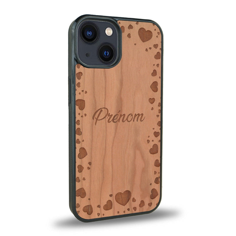 Coque de protection en bois véritable fabriquée en France pour iPhone 13 Mini + MagSafe® sur le thème de la fête des mères avec un motif représentant des coeurs et des feuilles