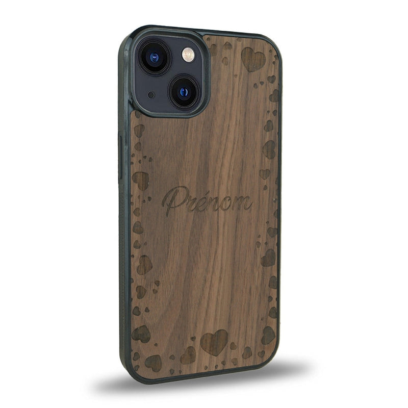 Coque de protection en bois véritable fabriquée en France pour iPhone 13 Mini + MagSafe® sur le thème de la fête des mères avec un motif représentant des coeurs et des feuilles