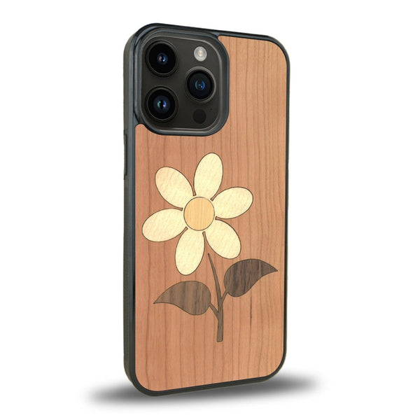 Coque de protection en bois véritable fabriquée en France pour iPhone 13 Pro Max + MagSafe® alliant plusieurs essences de bois pour représenter une marguerite