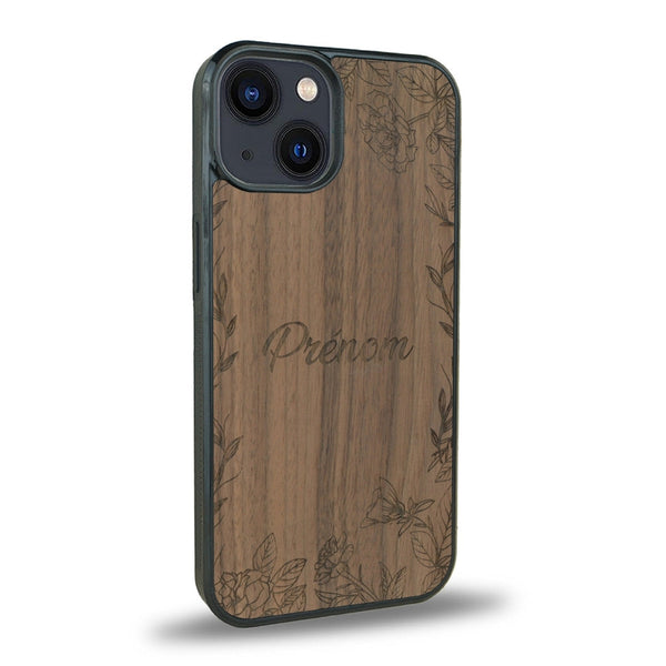 Coque de protection en bois véritable fabriquée en France pour iPhone 15 sur le thème de la fête des mères avec un motif représentant des fleurs et des feuilles