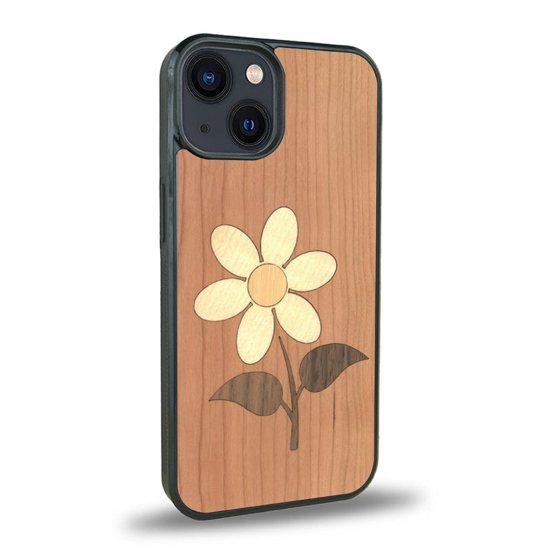 Coque de protection en bois véritable fabriquée en France pour iPhone 15 alliant plusieurs essences de bois pour représenter une marguerite