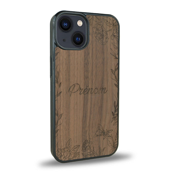 Coque de protection en bois véritable fabriquée en France pour iPhone 15 Plus sur le thème de la fête des mères avec un motif représentant des fleurs et des feuilles