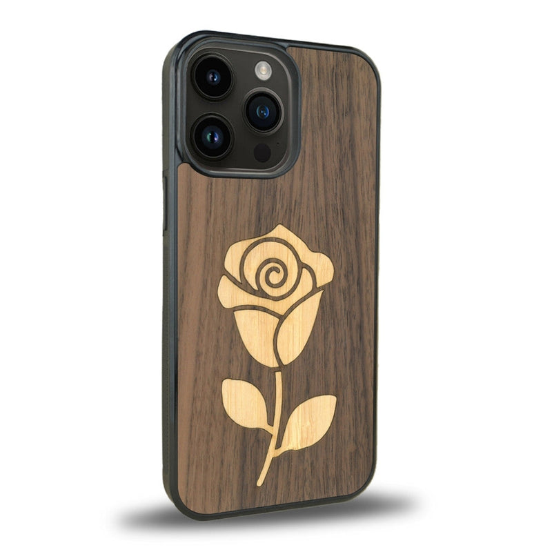 Coque de protection en bois véritable fabriquée en France pour iPhone 15 Pro + MagSafe® alliant plusieurs essences de bois pour représenter une rose