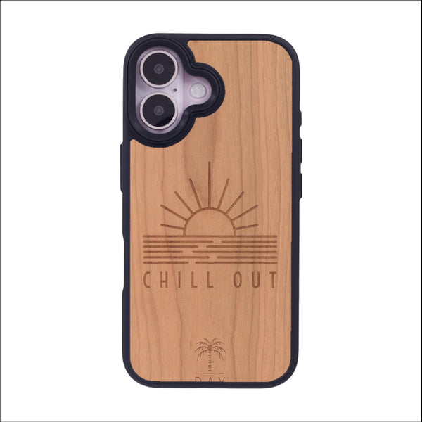 Coque de protection en bois véritable fabriquée en France pour iPhone 16 sur le thème chill avec un motif représentant un couché de soleil sur l'océan et la phrase "Chill out"