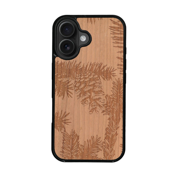 Coque de protection en bois véritable fabriquée en France pour iPhone 16 + MagSafe® sur le thème de la nature des arbres avec un motif de gravure représentant des épines de sapin et des pommes de pin