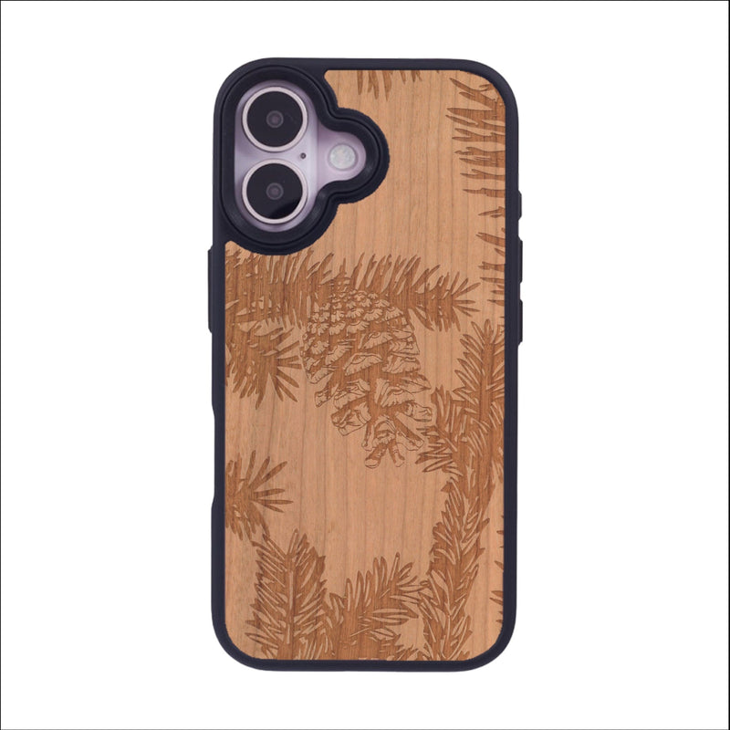 Coque de protection en bois véritable fabriquée en France pour iPhone 16 sur le thème de la nature des arbres avec un motif de gravure représentant des épines de sapin et des pommes de pin