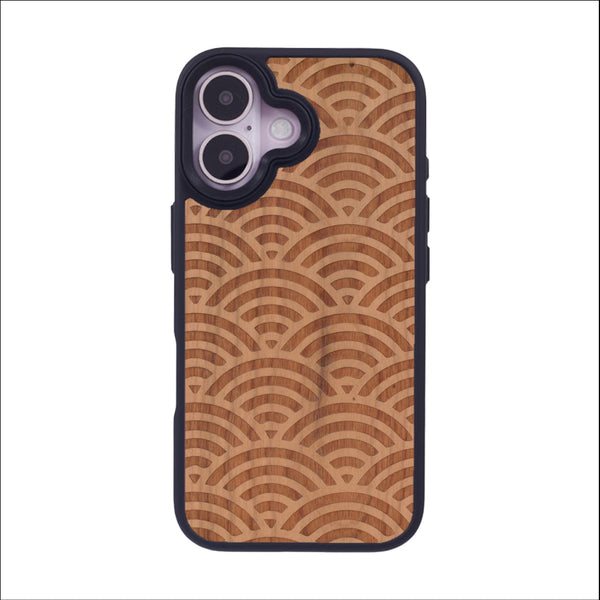 Coque de protection en bois véritable fabriquée en France pour iPhone 16 baptisée "La Sinjak" avec un motif de gravure abstrait représentant la répétition d'un symbole wifi