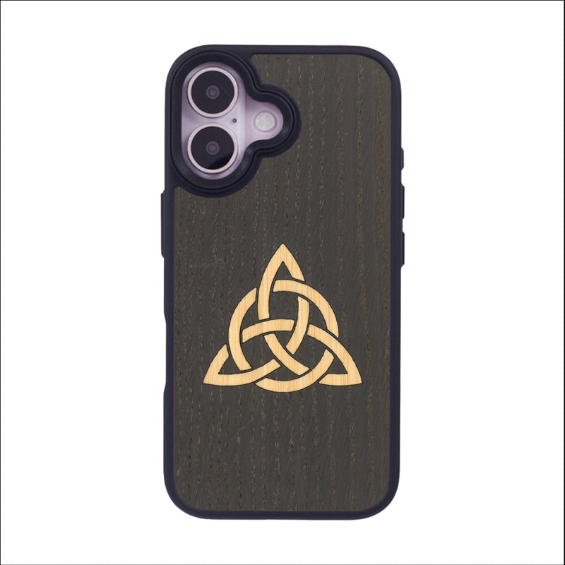 Coque de protection en bois véritable fabriquée en France pour iPhone 16 alliant du chêne fumé et du bambou représentant une triquetra