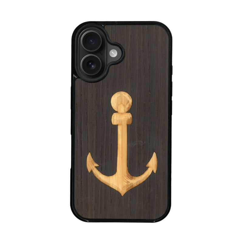 Coque de protection en bois véritable fabriquée en France pour iPhone 16 Plus sur le thème nautique avec un bois clair et un bois foncé représentant une ancre de bateau