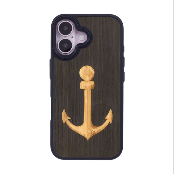 Coque de protection en bois véritable fabriquée en France pour iPhone 16 sur le thème nautique avec un bois clair et un bois foncé représentant une ancre de bateau