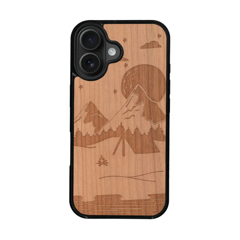 Coque de protection en bois véritable fabriquée en France pour iPhone 16 Plus sur le thème du camping en pleine nature représentant une tente avec un feu de camp entouré de montagnes