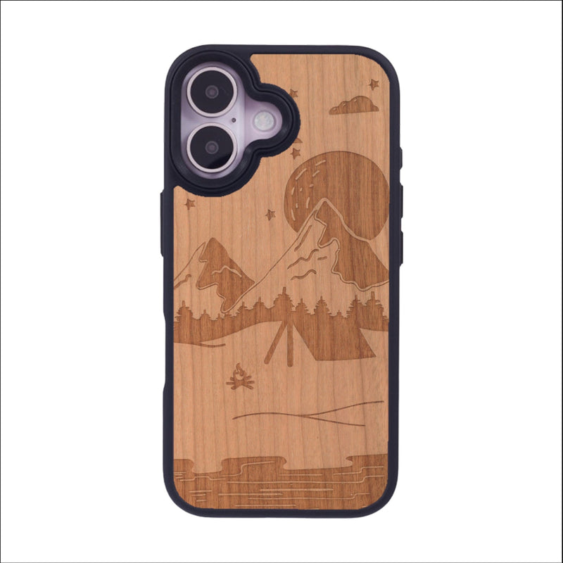 Coque de protection en bois véritable fabriquée en France pour iPhone 16 sur le thème du camping en pleine nature représentant une tente avec un feu de camp entouré de montagnes