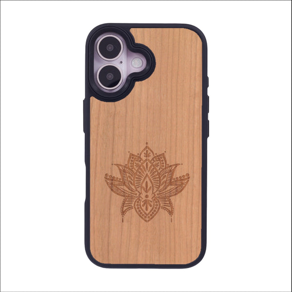 Coque de protection en bois véritable fabriquée en France pour iPhone 16 sur le thème de la nature et du yoga avec une gravure zen représentant une fleur de lotus