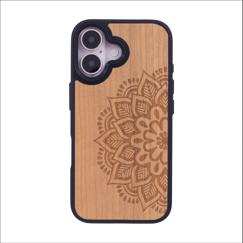 Coque de protection en bois véritable fabriquée en France pour iPhone 16 sur le thème de la bohème et du tatouage au henné avec une gravure représentant un mandala