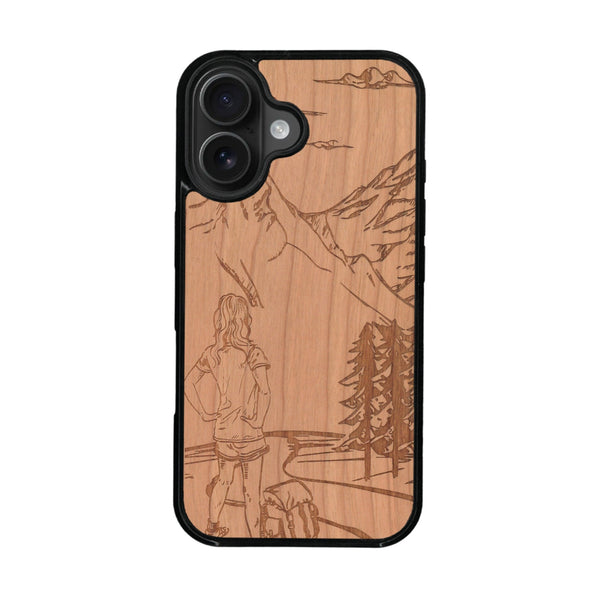 Coque de protection en bois véritable fabriquée en France pour iPhone 16 Plus + MagSafe® sur le thème de la randonnée en montagne et de l'aventure avec une gravure représentant une femme de dos face à un paysage de nature