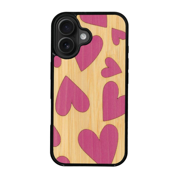 Coque de protection en bois véritable fabriquée en France pour iPhone 16 alliant plusieurs essences de bois pour représenter des coeurs pour les amoureux