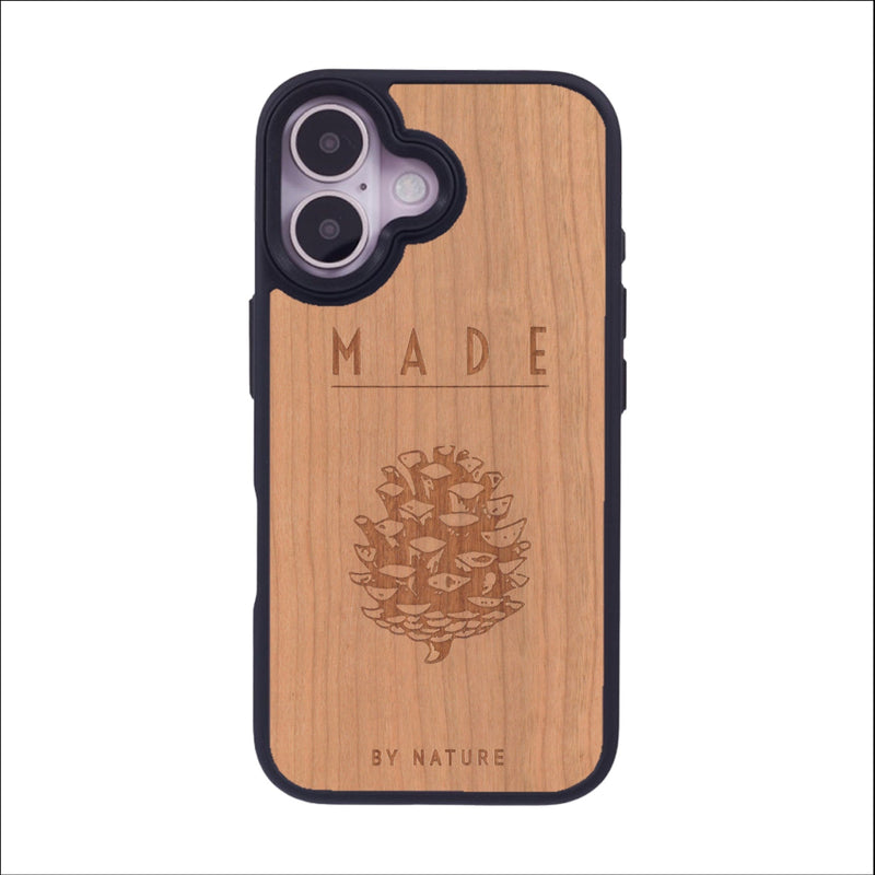 Coque de protection en bois véritable fabriquée en France pour iPhone 16 sur le thème de la nature et des arbres avec une gravure représentant une pomme de pin et la phrase "made by nature"