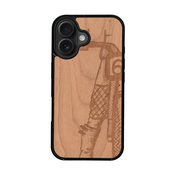 Coque de protection en bois véritable fabriquée en France pour iPhone 16 + MagSafe® représentant une vue de face d'une femme sur une moto vintage dessinée à la main par l'artiste Maud Dabs