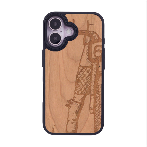 Coque de protection en bois véritable fabriquée en France pour iPhone 16 représentant une vue de face d'une femme sur une moto vintage dessinée à la main par l'artiste Maud Dabs