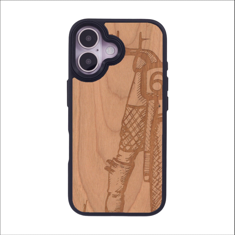 Coque de protection en bois véritable fabriquée en France pour iPhone 16 représentant une vue de face d'une femme sur une moto vintage dessinée à la main par l'artiste Maud Dabs